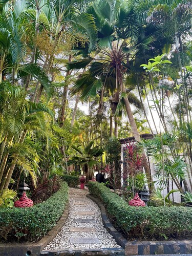 Bungalow with exceptional naturist pool. quiet location