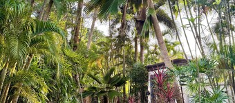 Bungalow with exceptional naturist pool. quiet location