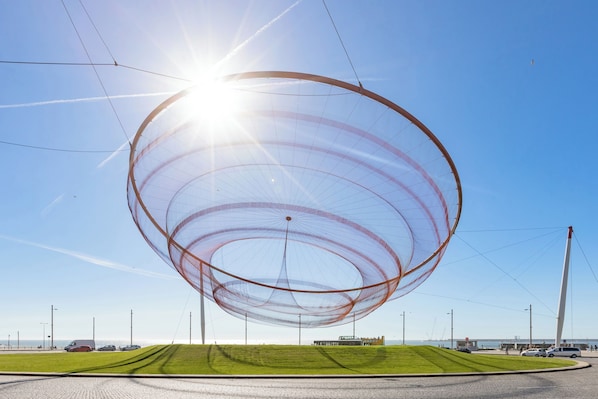 Een grote, bolvormige constructie met een gaasstructuur, voor een heldere lucht.