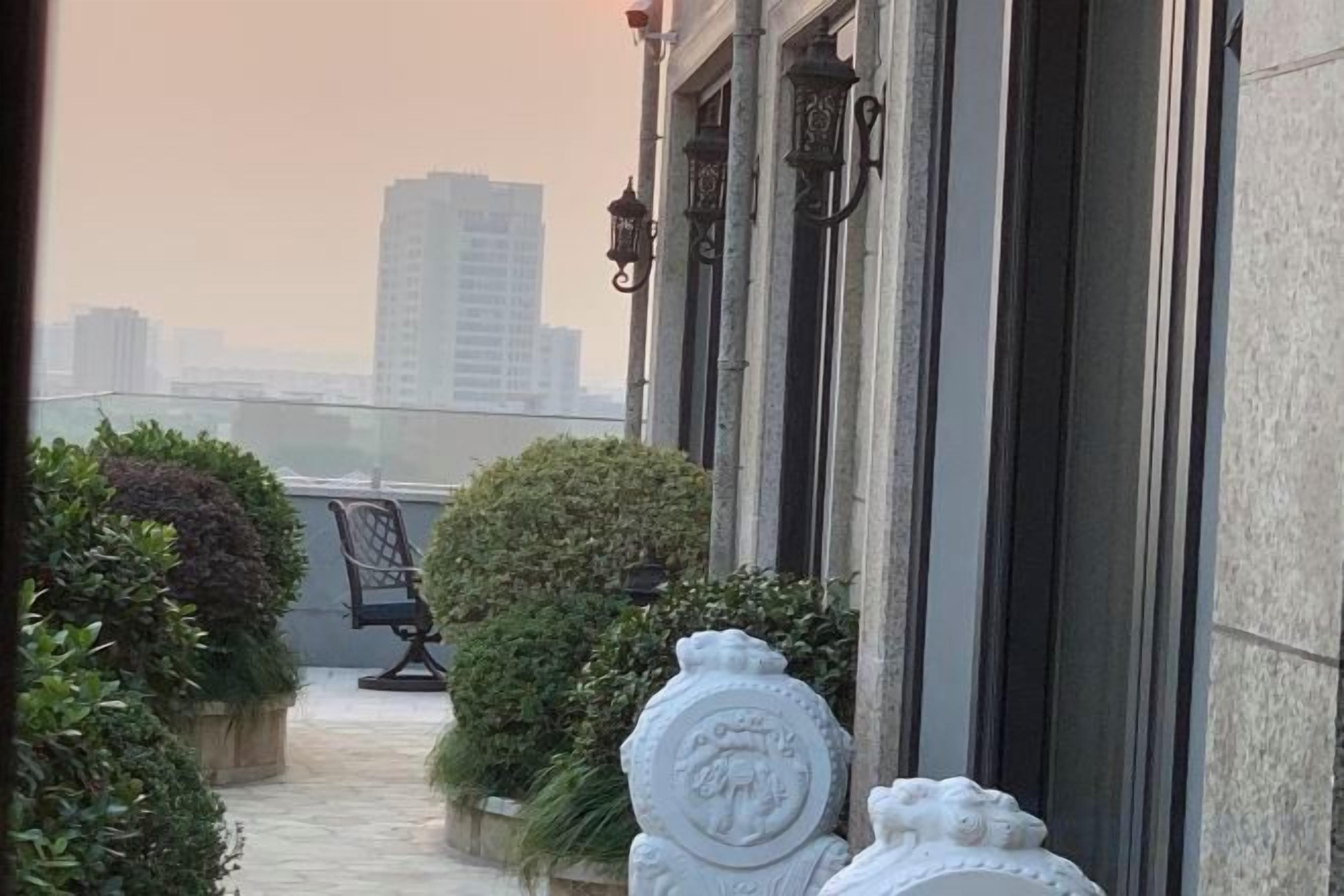 Fachada de un edificio con una vista despejada del paisaje urbano de fondo.