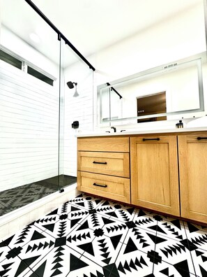 Shower, hair dryer, towels, soap - Lovely 3BR w/ King Bed,15 Min from Downtown Austin (Austin)