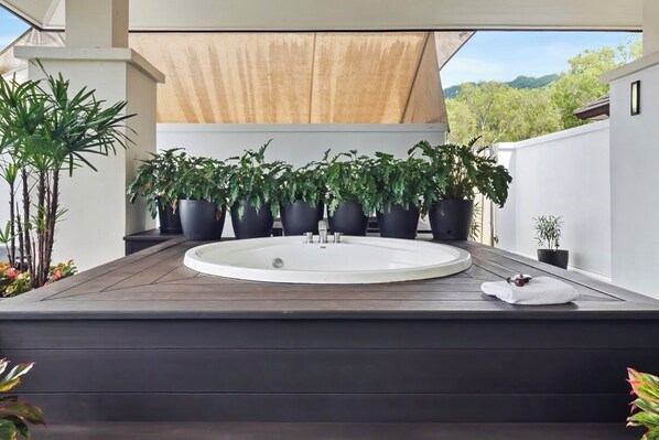 Outdoor spa tub