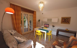 Villa, 2 chambres, balcon, vue sur le jardin | Salle de séjour