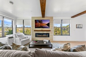 Smart TV, fireplace, offices - Pool+Fire Pit | Near Balboa Park + Mountain Views! (San Diego)