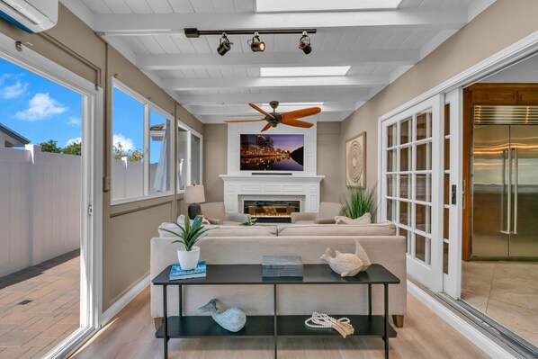 Smart TV, fireplace, offices - Pool+Fire Pit | Near Balboa Park + Mountain Views! (San Diego)