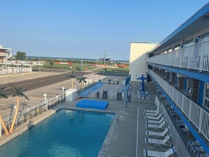 حمّام سباحة مُدفَّأ