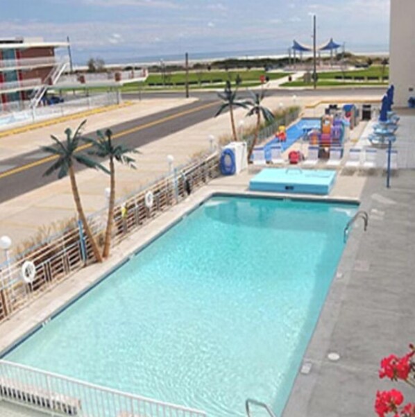 حمّام سباحة مُدفَّأ