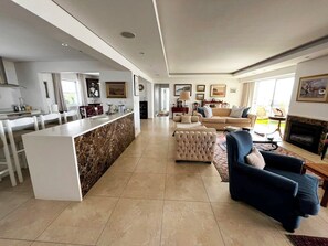 Smart TV, fireplace, books - Exquisite Plett Penthouse: Landmark Luxury & Panoramic Coastal Views (Plettenberg Bay)