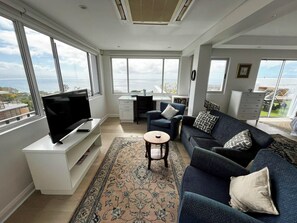 Smart-TV, Kamin, Bücher