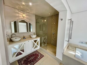 Douche, sèche-cheveux, serviettes fournies, savon