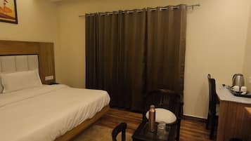 2 bedrooms, desk, bed sheets