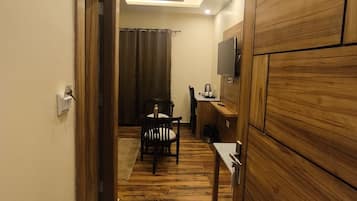 2 bedrooms, desk, bed sheets