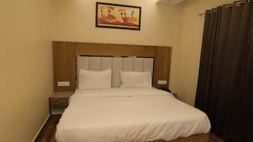 Luxury Room | Desk, bed sheets