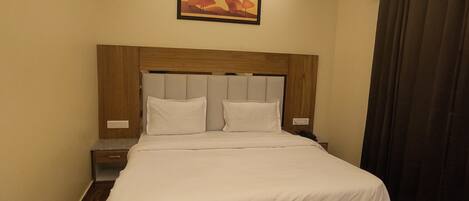 Luxury Room | Desk, bed sheets