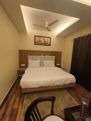 Luxury Room | Desk, bed sheets - Virat Hills by Blue Waves  (Mussoorie)