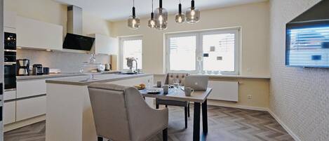 Jääkaappi, mikroaaltouuni, uuni, astianpesukone