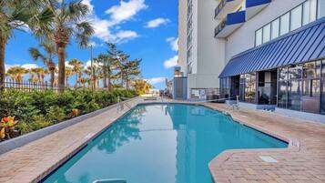 Una piscina techada, 2 piscinas al aire libre