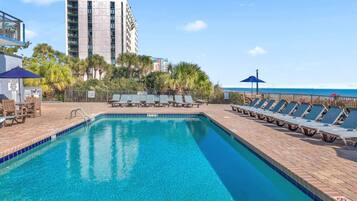 Una piscina techada, 2 piscinas al aire libre