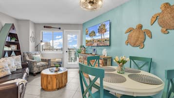 Condo com design assinado, 1 quarto, vista para a cidade, de frente para a praia | Sala de estar | Smart TV 65 polegadas com canais digitais, livros