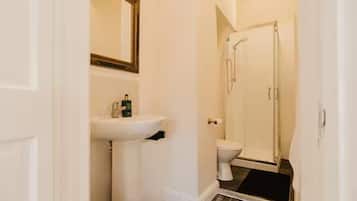 Room | Bathroom | Combined shower/bathtub, hair dryer, towels, soap