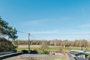 Exterior - Idyllic Foodie Retreat above Silks Pub (Marlborough)
