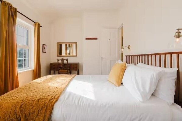 Room | Free WiFi, bed sheets - Idyllic Foodie Retreat above Silks Pub (Marlborough)