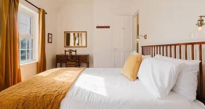 Idyllic Foodie Retreat above Silks Pub
