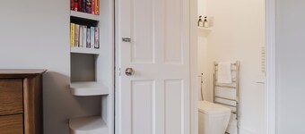 Idyllic Foodie Retreat above Silks Pub