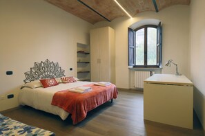 2 bedrooms, iron/ironing board, WiFi