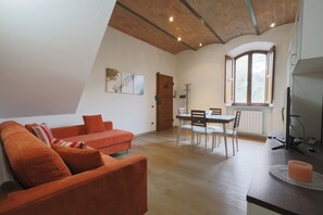 Living area - Comfortable apartment, just outside the walls (Siena)