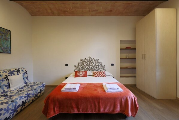 2 bedrooms, iron/ironing board, WiFi