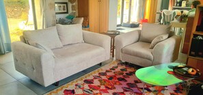 TV, fireplace, books - Charm and calm in South Burgundy, swimming pool, dogs welcome (Saint-Bonnet-de-Joux)