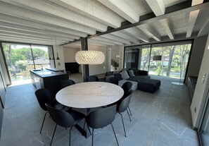 Villa, 5 Schlafzimmer, Balkon, Gartenblick | Esszimmer