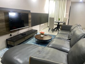 Suite Elite, balcó, vistes a la ciutat | Sala d'estar