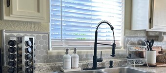 Near Downtown- Kitchen-Washer/Dryer-Parking