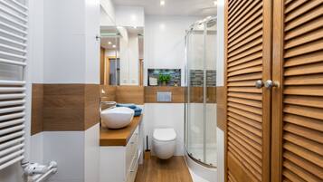 Comfort Apartment, Balcony, City View | Bathroom | Shower, free toiletries, hair dryer, towels