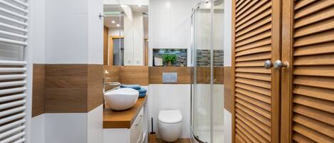 Departamento Confort, balcón, vista a la ciudad | Baño | Regadera, amenidades de baño gratuitas, secadora de cabello, toallas