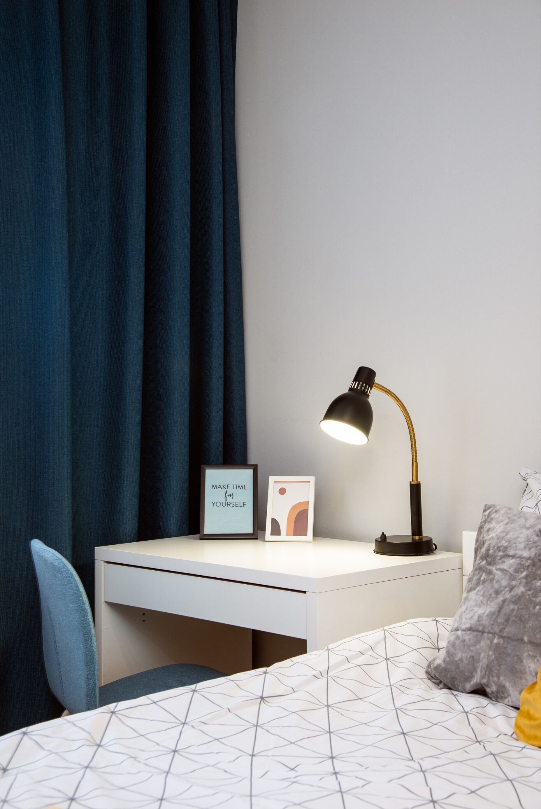 1 غرفة نوم وخزنة داخل الغرفة ومكتب ومساحة عمل للكمبيوتر المحمول