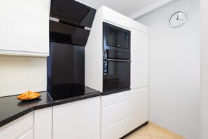 Comfort Apartment, Balcony, City View | Private kitchen | Full-size fridge, microwave, oven, stovetop - Apartament Spodek II by Kairos Apartments (Katowice)