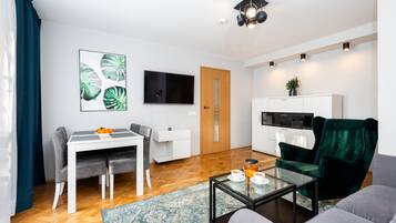 Comfort-lejlighed - balkon - byudsigt | Opholdsområde | 50-tommers smart-tv med digitale kanaler, Netflix, streamingtjenester