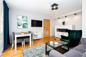 Comfort-lejlighed - balkon - byudsigt | Opholdsområde | 50-tommers smart-tv med digitale kanaler, Netflix, streamingtjenester