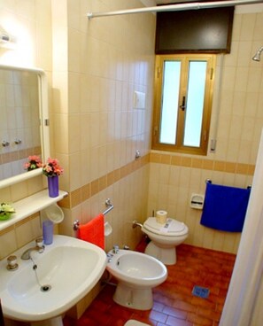 Appartamento, 2 camere da letto, vista giardino | Bagno