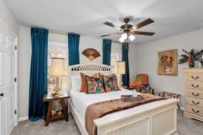 2 bedrooms, desk, iron/ironing board, free WiFi - 2 bedroom home with 2 bathrooms and fully fenced backyard. The sleeping arrangements are 1 king and 1 queen and a futon located in the living room. (Augusta)