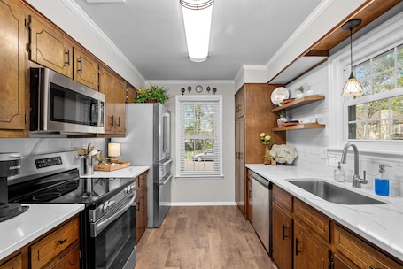 Fridge, microwave, oven, stovetop. 2 bedroom home with 2 bathrooms and fully fenced backyard. The sleeping arrangements are 1 king and 1 queen and a futon located in the living room.