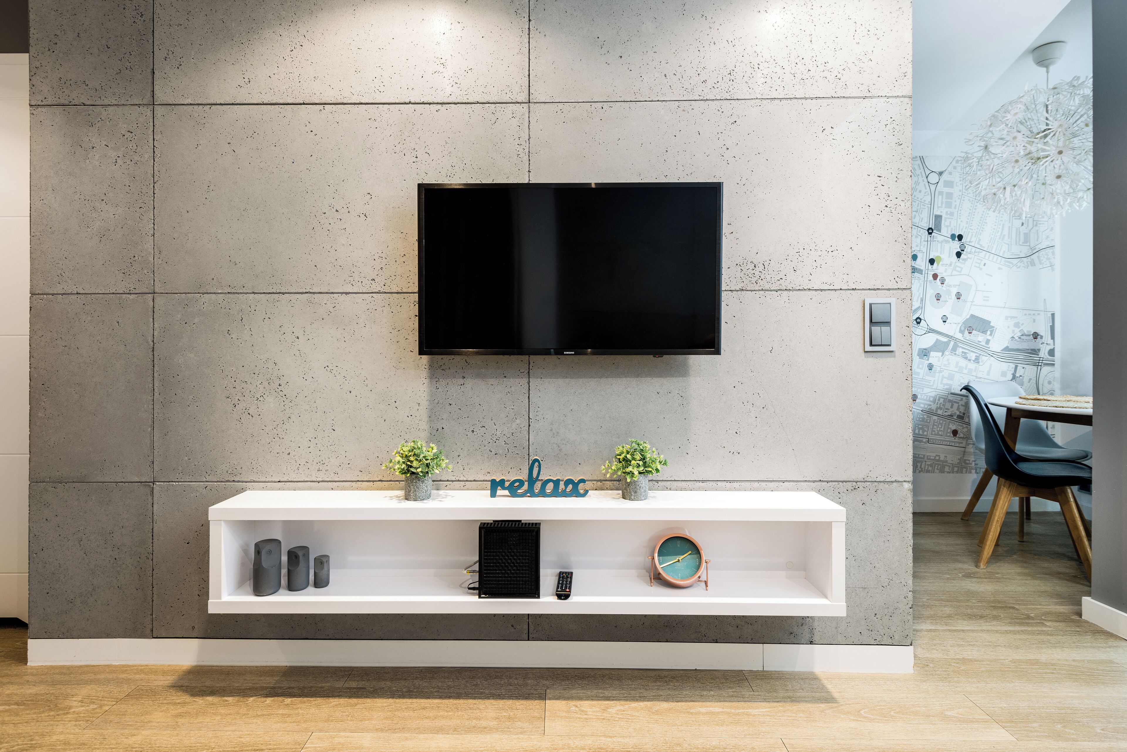 50-英寸智能电视（配备有线频道）、Netflix、流媒体服务