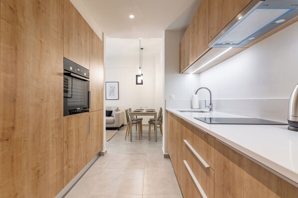 Four, plaque de cuisson, cafetière/bouilloire, serviettes en papier