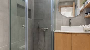 Dusche, Haartrockner, Handtücher, Seife
