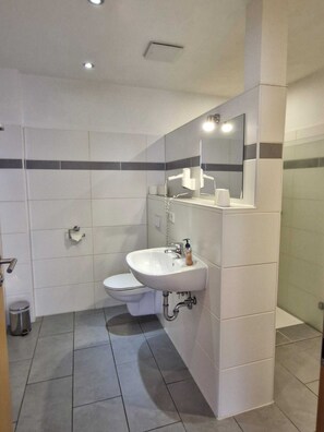 Comfort Double Room, Private Bathroom, Courtyard View | Bathroom | Towels, soap, toilet paper