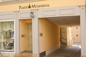 A building entrance with a sign reading "Pension Marie Nkirche." - Pension bei der Marienkirche (Mühlhausen/Thüringen)