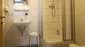 Habitación doble estándar | Baño | Toallas, jabón, papel de baño